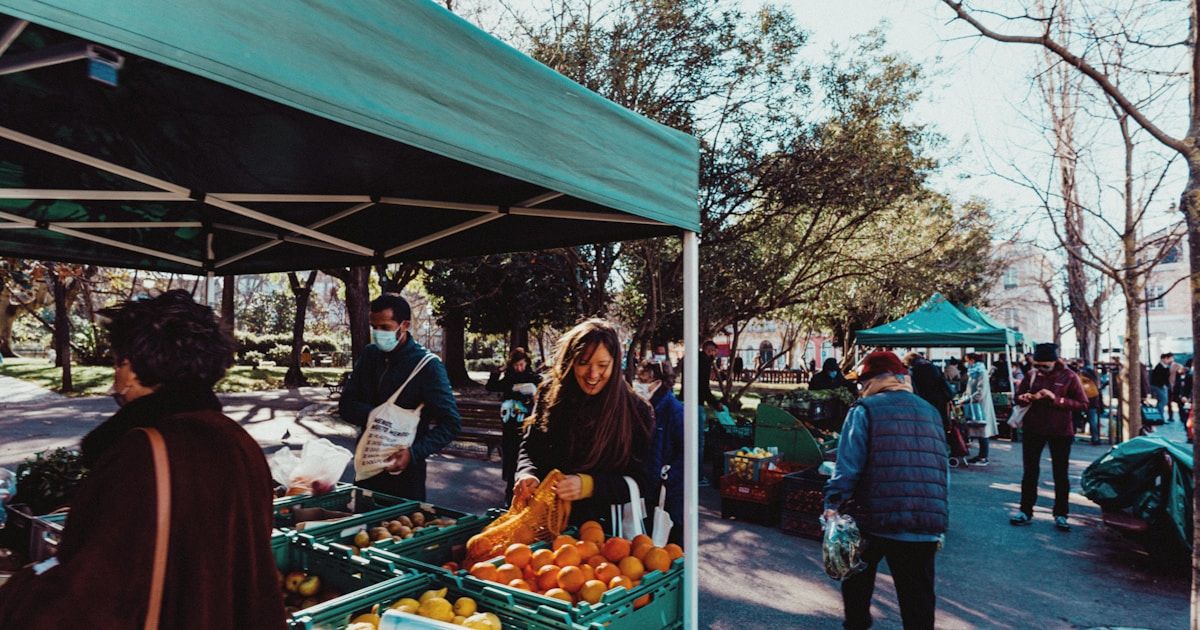 The Saturday morning farmer’s market rush